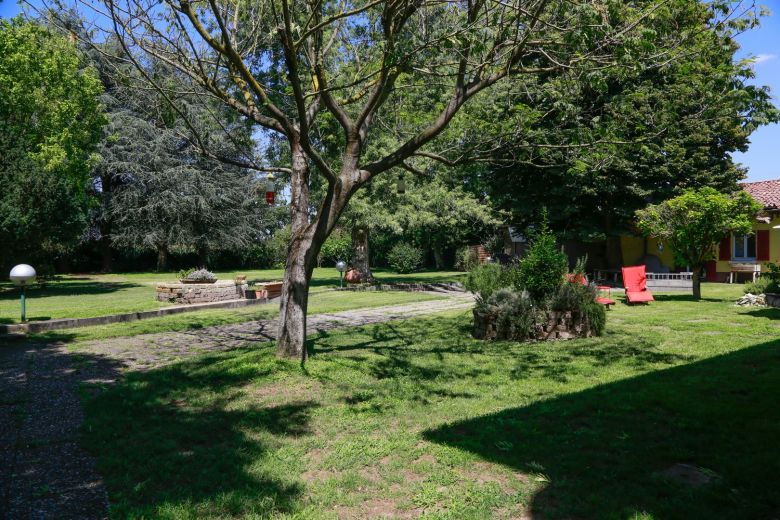 Storica cascina di pregio con giardino alle porte di Pavia