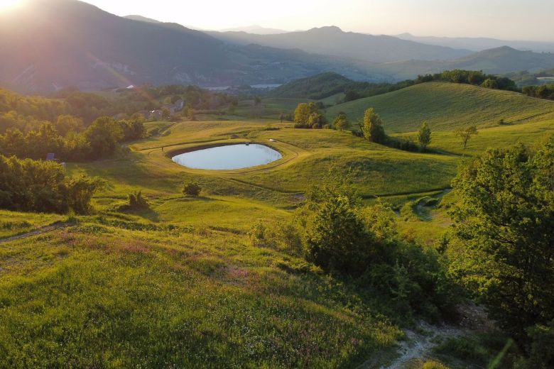 Podere con lago sulle colline di Parma -Emilia Romagna Podere con lago sulle colline di Parma -Emilia Romagna