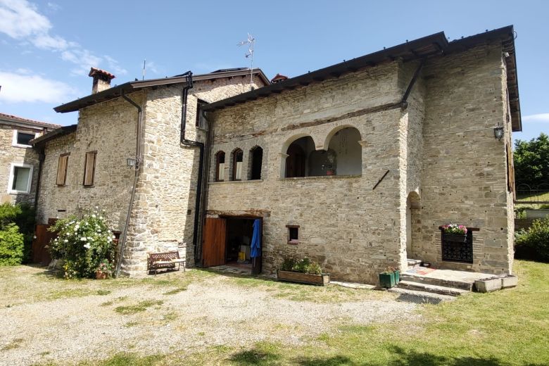 Calestano - Antica dimora in sasso sulle colline parmensi 