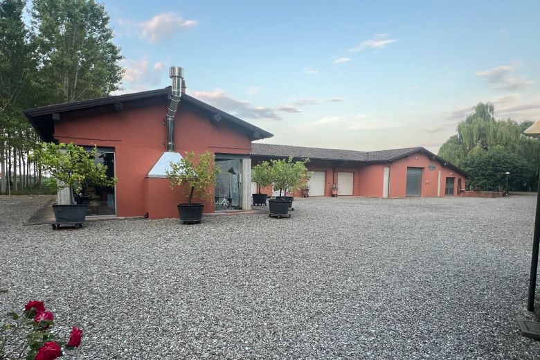 Storica cascina nella campagna pavese con terreno Storica cascina nella campagna pavese con terreno