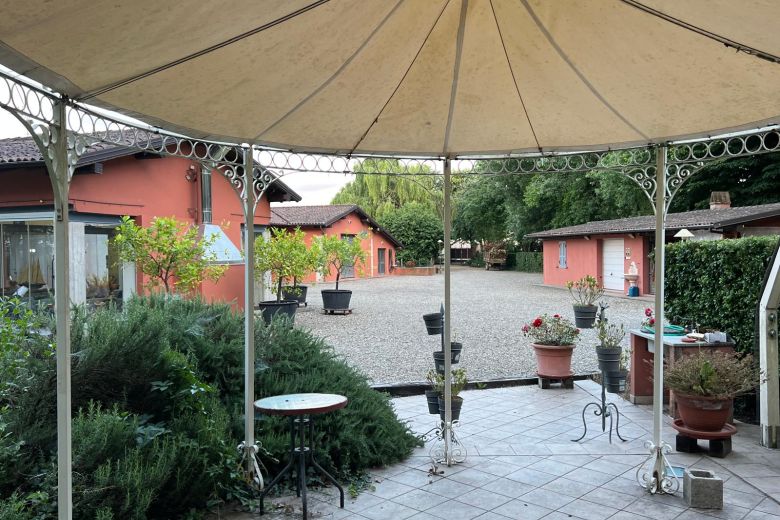 Storica cascina nella campagna pavese con terreno Storica cascina nella campagna pavese con terreno
