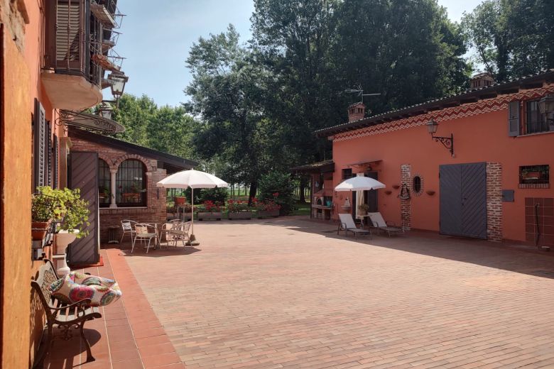 Casale di Campagna sulla strada dell'Oltrepò Pavese 