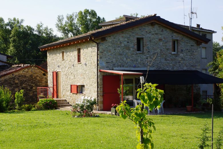 Vigoleno - Podere in sasso sulle colline piacentine - 37000mq 