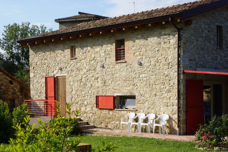 Vigoleno - Podere in sasso sulle colline piacentine - 37000mq 