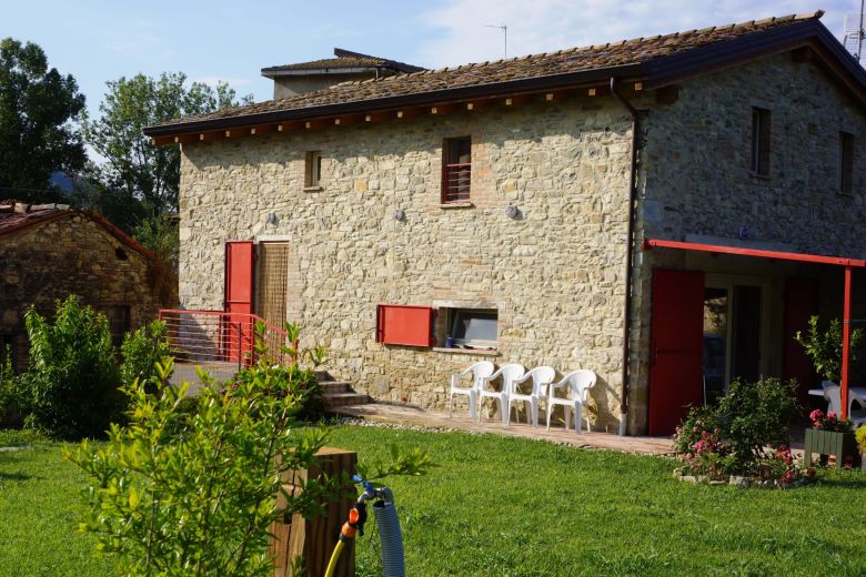Vigoleno - Podere in sasso sulle colline piacentine - 37000mq 