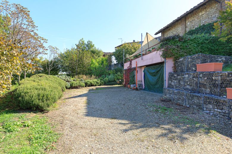 Colline Piacentine Podere con casa in sasso d'epoca Colline Piacentine Podere con casa in sasso d'epoca