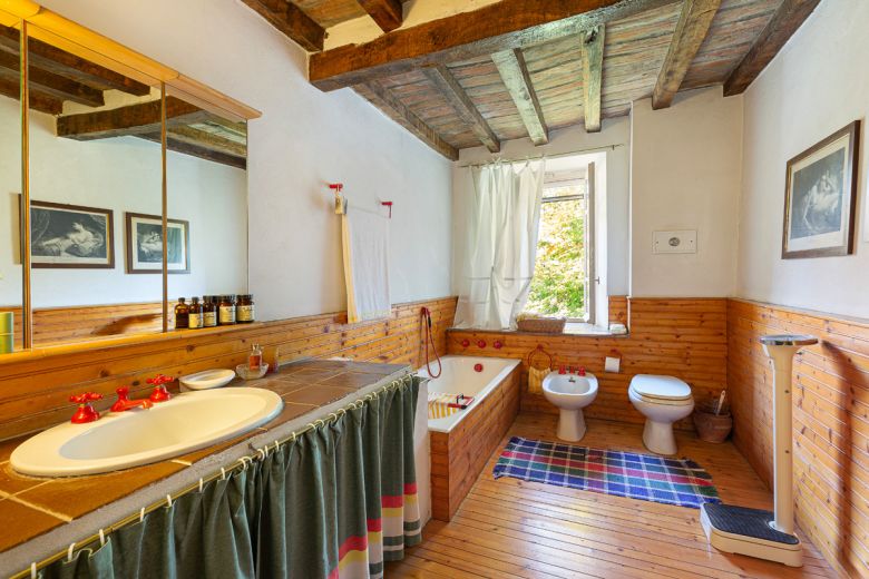 Colline Piacentine Podere con casa in sasso d'epoca Colline Piacentine Podere con casa in sasso d'epoca