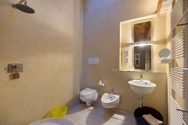 Colline Piacentine Podere con casa in sasso d'epoca Colline Piacentine Podere con casa in sasso d'epoca