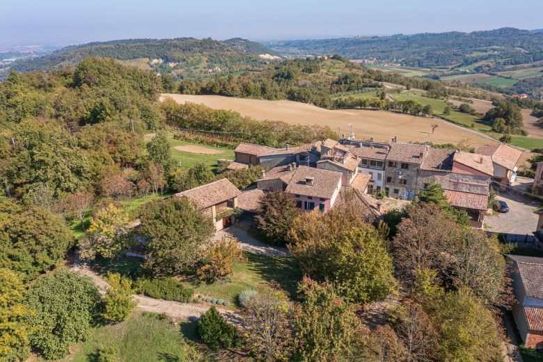 Colline Piacentine Podere con casa in sasso d'epoca Colline Piacentine Podere con casa in sasso d'epoca