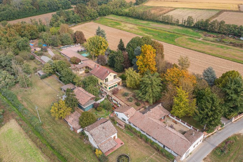 Garlasco - Antica casa di campagna con parco 