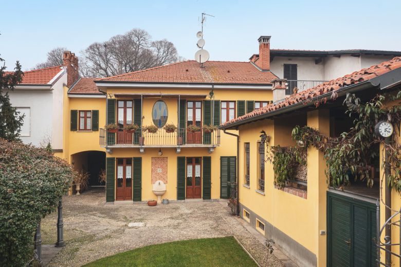 Milano Sud Ovest  -  Casa di pregio con giardino esclusivo