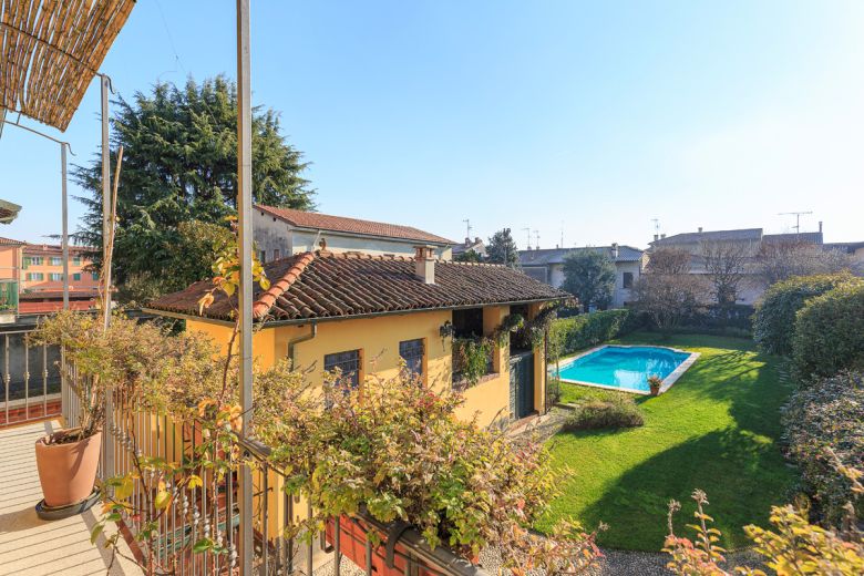 Milano Sud Ovest  -  Casa di pregio con giardino esclusivo