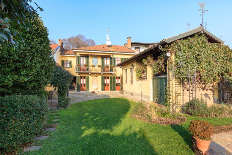 Milano Sud Ovest  -  Casa di pregio con giardino esclusivo