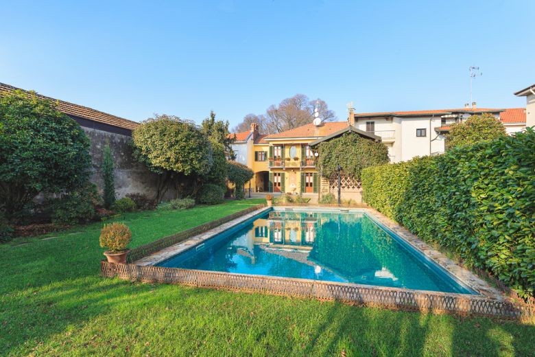 Milano Sud Ovest  -  Casa di pregio con giardino esclusivo