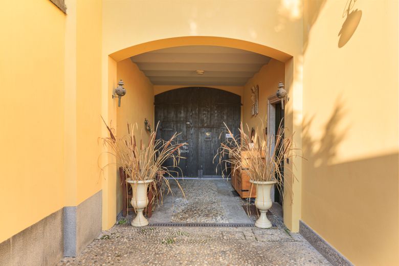 Milano Sud Ovest  -  Casa di pregio con giardino esclusivo