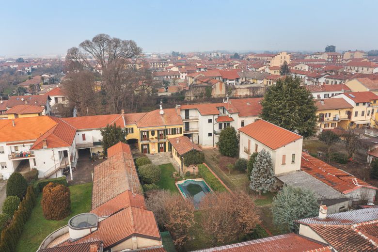 Milano Sud Ovest  -  Casa di pregio con giardino esclusivo