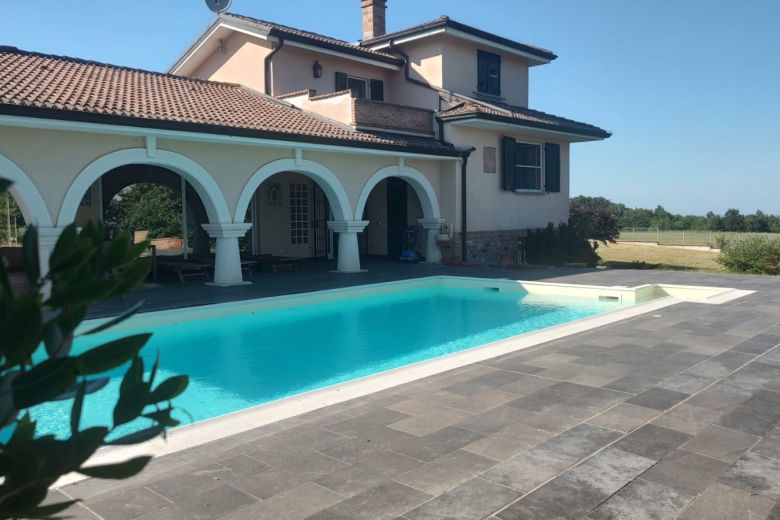 Villa di Rappresentanza con Piscina e Giardino