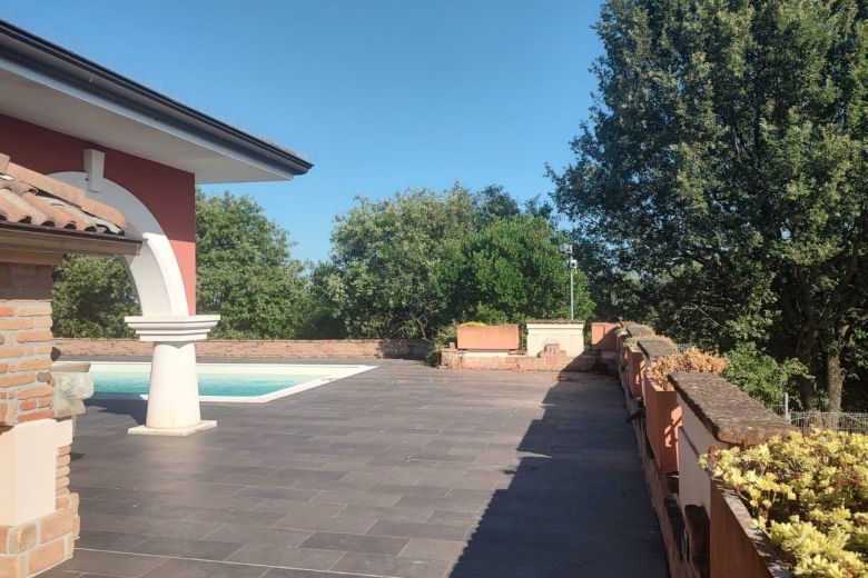 Villa di Rappresentanza con Piscina e Giardino