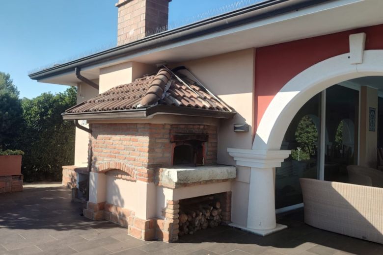 Villa di Rappresentanza con Piscina e Giardino