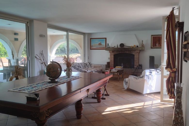 Villa di Rappresentanza con Piscina e Giardino