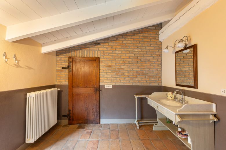 Nella campagna piacentina rimarchevole dimora di pregio Nella campagna piacentina rimarchevole dimora di pregio