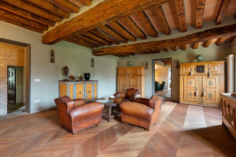 Nella campagna piacentina rimarchevole dimora di pregio Nella campagna piacentina rimarchevole dimora di pregio