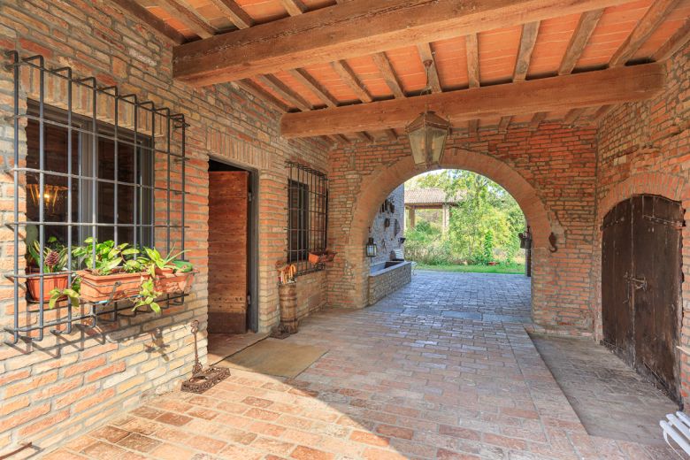 Nella campagna piacentina rimarchevole dimora di pregio Nella campagna piacentina rimarchevole dimora di pregio
