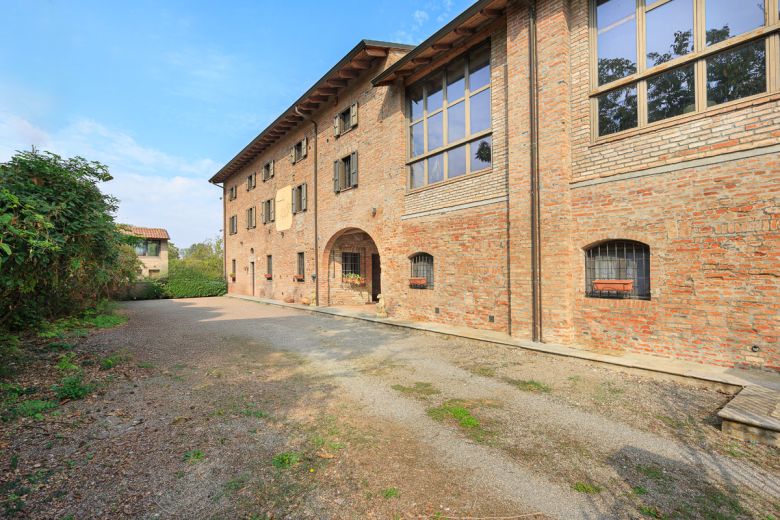 Nella campagna piacentina rimarchevole dimora di pregio Nella campagna piacentina rimarchevole dimora di pregio
