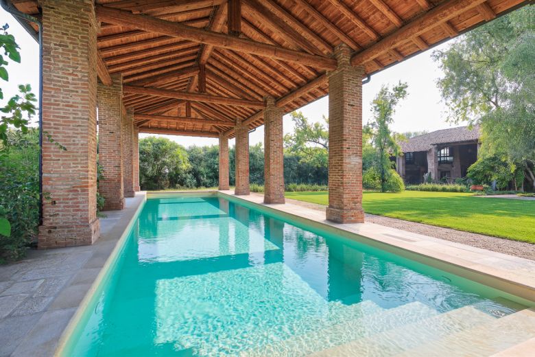 Nella campagna piacentina rimarchevole dimora di pregio Nella campagna piacentina rimarchevole dimora di pregio