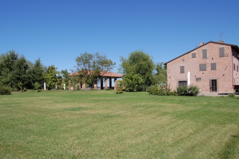 Nella campagna piacentina rimarchevole dimora di pregio Nella campagna piacentina rimarchevole dimora di pregio