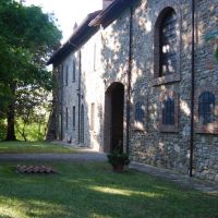 Casale di carattere con 30 ettari di terreno sulle colline della Val Luretta