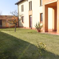 Moderna villa con giardino nella campagna pavese 